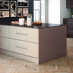 Pisa shown in Supermatt Cashmere kitchen